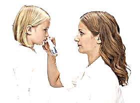 Cleaning the nose with a runny nose in a child