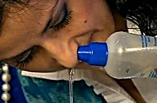 Как правильно промыть нос физраствором из шприца